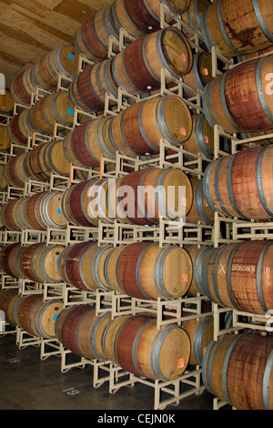 Agricoltura - Oak botti da vino impilati fino in camera cilindro di una cantina / Lodi, California, Stati Uniti d'America. Foto Stock