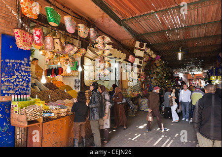 Frutta secca e noci stallo in Rue Souk Smarine nei souks, Medina, Marrakech, Marocco, Africa del Nord Foto Stock