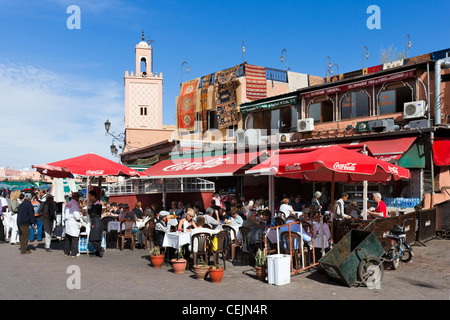 Ristoranti lungo il bordo di Djemaa el Fna sqare, Marrakech, Marocco, Africa del Nord Foto Stock