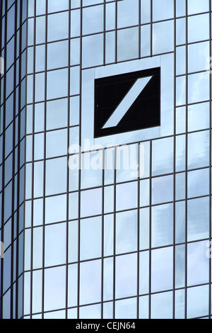 Deutsche Bank logo alla facciata della sede a Francoforte (principale); Banca tedesca di Francoforte (principale); solo uso editoriale! Foto Stock
