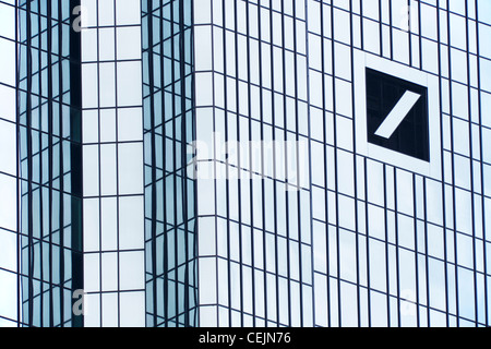 Deutsche Bank logo alla facciata della sede a Francoforte (principale); Banca tedesca di Francoforte (principale); solo uso editoriale! Foto Stock