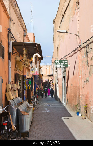 I negozi di Rue Riad Zitoun el Kedim off Djema El Fna, Medina, Marrakech, Marocco, Africa del Nord Foto Stock