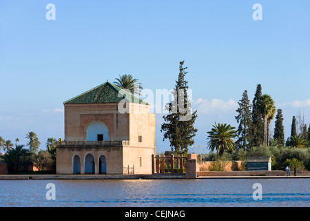 Vista del padiglione e la piscina in giardini di Menara, Marrakech, Marocco, Africa del Nord Foto Stock