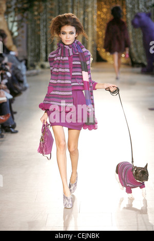 Il Mulberry Londra pronto a indossare in autunno e inverno viola a strisce tagliate a maglia cardigan, matching sciarpa pompon, viola tulip Foto Stock