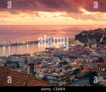 Vista sul tetto al tramonto su Funchal, Madeira, Portogallo. Foto Stock