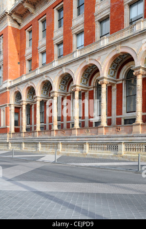 Victoria & Albert Museum Henry Cole Wing facciata visto da di Exhibition Road spazio condiviso strada transitabile Kensington Londra Foto Stock