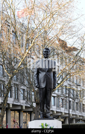 Ronald Reagan statua di bronzo sulla base vista invernale fuori americano Embassy Grosvenor Square Londra Inghilterra Regno Unito Foto Stock