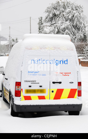 National Grid coperta di neve gas van parcheggiato in strada residenziale Foto Stock