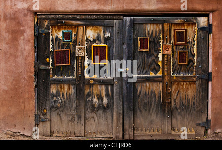 Un decorata in modo unico a trama weathered porta di legno Foto Stock