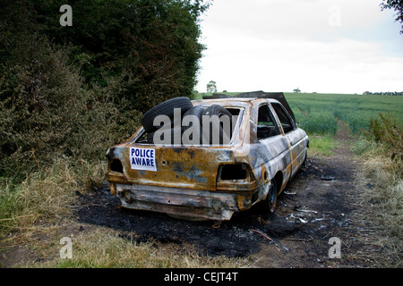 Bruciato auto rubate in un campo gateway,Suffolk, Inghilterra. Foto Stock