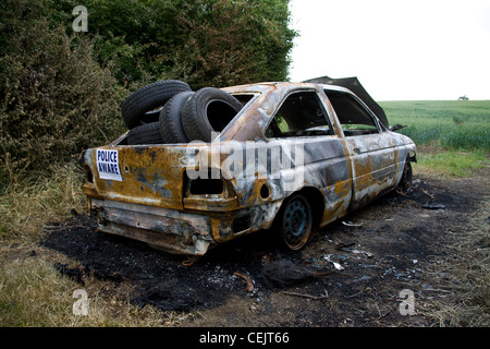 Bruciato auto rubate in un campo gateway,Suffolk, Inghilterra. Foto Stock