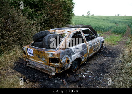 Bruciato auto rubate in un campo gateway,Suffolk, Inghilterra. Foto Stock