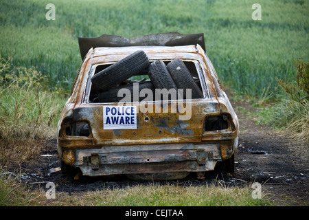 Bruciato auto rubate in un campo gateway,Suffolk, Inghilterra. Foto Stock