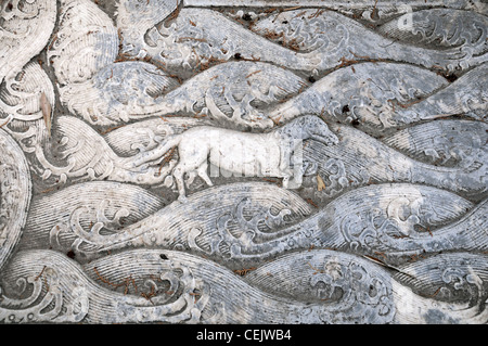 Intricato intricate sculture di carving lastra di pietra bassorilievo onde cavallo giardino imperiale la Città Proibita di Pechino CINA Foto Stock