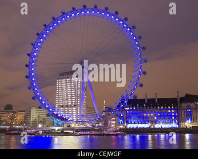 Il London Eye vista oltre il Fiume Tamigi di notte Foto Stock