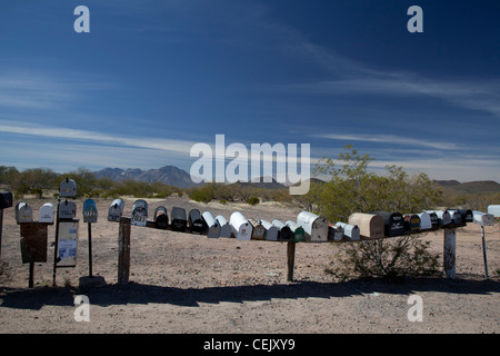 Tre Pointes, Arizona - una lunga fila di cassette postali sono allineati lungo una strada sterrata nel deserto ad ovest di Tucson. Foto Stock