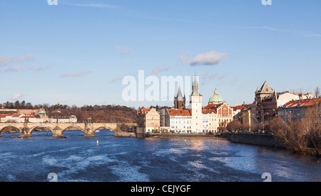 Novotneho Lavka e Charles Bridge (Karlov la maggior parte) sul fiume Moldava, Praga, Repubblica Ceca Foto Stock