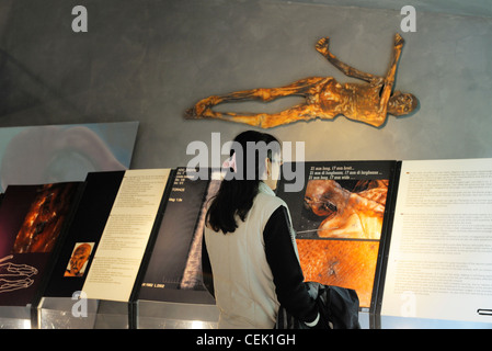 Archeoparc Senales in villaggio nei pressi di Bolzano, Italia racconta la storia di Otzi. Preistoria Alpina Ötzi trovato congelato in vicino ghiacciaio Foto Stock