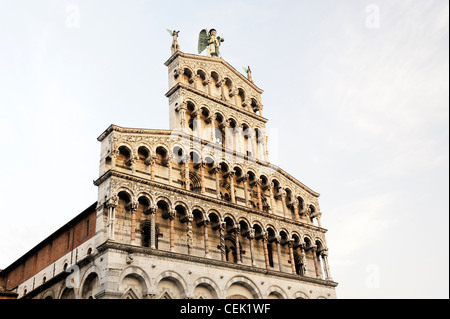 La facciata della Cattolica Romana chiesa basilica di San Michele in Foro nella città di Lucca, Toscana, Italia. Date da 13 C. Foto Stock