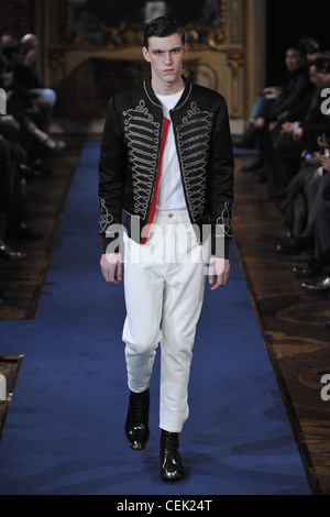 Alexander McQueen Milano pronto a indossare abbigliamento Uomo Autunno Inverno 2011 2012 Foto Stock