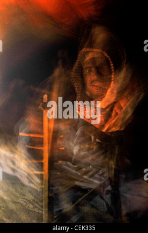 Il nomade beduino presso il desert campfire Foto Stock