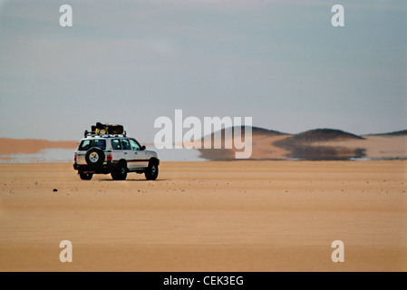 Sahara Orientale e Western Desert Egitto, una jeep nel deserto estreme del terreno. Calore, miraggi e dune di sabbia. Foto Stock