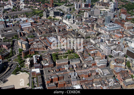 Immagine aerea del centro di Leeds con l'area verde di Park Square prominente Foto Stock