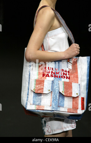 Xuly Bet Parigi pronto a indossare Primavera Estate vista laterale del modello che indossa senza spalline white minidress holding rosso, bianco e blu Foto Stock