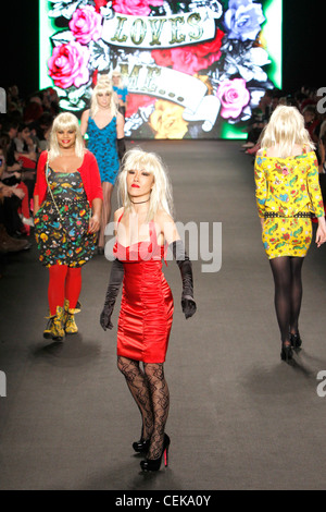 Betsey Johnson rosa raccolta Patch New York pronto a indossare Autunno Inverno 2011 2012 Foto Stock