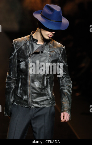 John Richmond Milano Menswear pronto a indossare in autunno e inverno jeather nero giacca e cappello Fedora Foto Stock