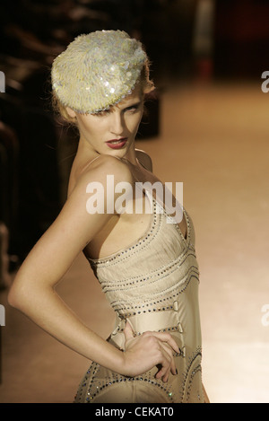 Jenny Packham Londra pronto a indossare in autunno e inverno Sequinned beret e ruched strappy abito con zirconi Foto Stock