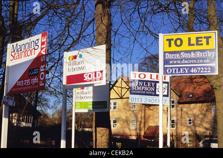 Numerosi per la vendita e a lasciare segni all'esterno delle abitazioni in leeds Yorkshire Regno Unito Foto Stock