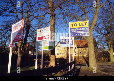 Numerosi per la vendita e a lasciare segni all'esterno delle abitazioni in leeds Yorkshire Regno Unito Foto Stock