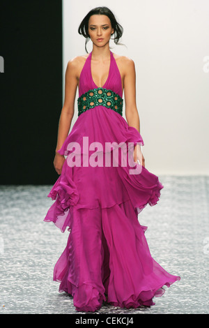 Jenny Packham Londra pronto a indossare S S viola haltergown stratificata con verde sequined anta Foto Stock