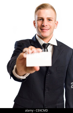 Ritratto di un giovane imprenditore tenendo fuori un fustellato business card. Foto Stock