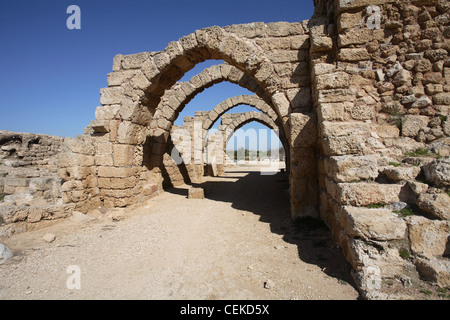 Città del porto di Cesarea costruito durante il regno il re Erode nel I secolo A.C. San Pietro San Paolo passò attraverso Cesarea Paolo Foto Stock