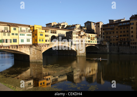 Ponte Vecchio ponte più antico di Firenze un solo sopravvissuto la Seconda Guerra Mondiale si erge sul sito di almeno tre ponti precedente prima Foto Stock