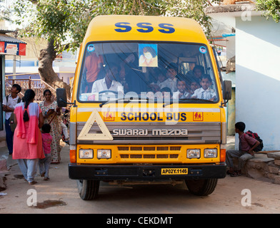 Indian School bus attraversando la città indiana Puttaparthi. Andhra Pradesh, India Foto Stock