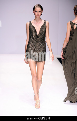 Amanda Wakeley Londra pronto a indossare Primavera Estate marrone scuro corto abito chainmail Foto Stock