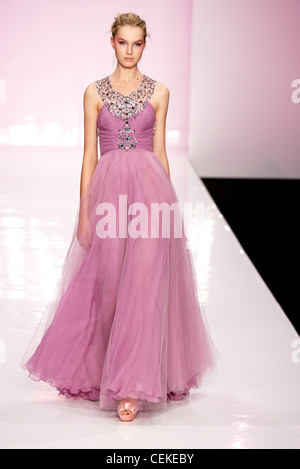 Jenny Packham Londra pronto a indossare Primavera Estate fluente rosa abito in chiffon con scollo impreziosito rifilatura Foto Stock