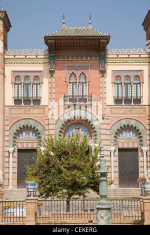 Arte da museo Tradizioni Popolari alloggiato nel padiglione Mudéjar costruito architetto Anibal Gonzalez parte esteso progetto di sviluppo urbano Foto Stock