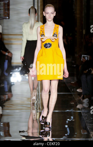 Miu Miu Paris pronto a indossare in autunno e inverno giallo sleeveless abbellito abiti e scarpe lilla Foto Stock