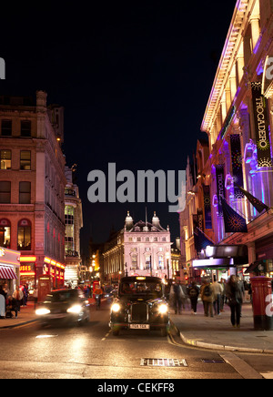 Ritratto di Londra cabina in piccadilly di notte Foto Stock