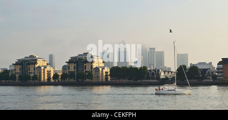 Canary Wharf su un agosto mattina Foto Stock