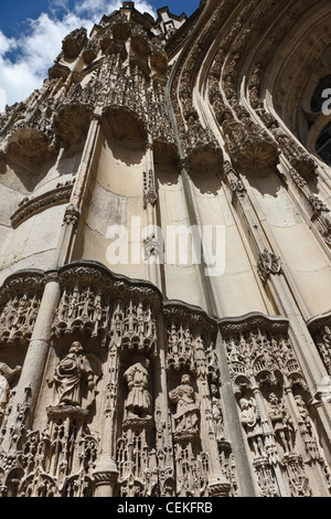 Delicate incisioni intorno all'entrata Caudebec la chiesa di Notre Dame, in Normandia, Francia Foto Stock