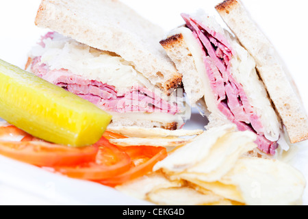 " Corned beef " Ruben panino su sfondo bianco Foto Stock