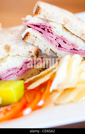 " Corned beef " Ruben panino sul tavolo di legno Foto Stock