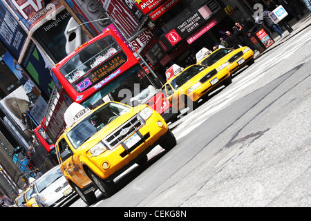 Times Square, famosa attrazione turistica in primo piano con i Teatri di Broadway e il famoso ristorante e negozio Foto Stock