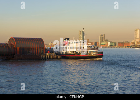 Mersey Ferry a Woodside, Wirral Foto Stock