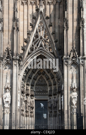 Germania, Colonia, la cattedrale di Colonia, facciata sud, Portale di Gereon, portale a destra Foto Stock